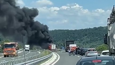CRNI GUSTI DIM PREKRIO NEBO: Posle sudara dva vozila kod Valjeva izbio požar (VIDEO) CRNI GUSTI DIM PREKRIO NEBO: Posle sudara dva vozila kod Valjeva izbio požar (VIDEO)