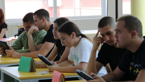 POBEDNICIMA KNJIGE I PUTOVANJE: Održan kviz „Kraljevo bira znanje“ za kraljevačke đake POBEDNICIMA KNJIGE I PUTOVANJE: Održan kviz „Kraljevo bira znanje“ za kraljevačke đake