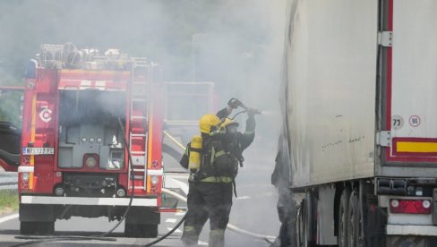 GOREO KAMION: Požar kod Surčina, na sreću niko nije povređen GOREO KAMION: Požar kod Surčina, na sreću niko nije povređen
