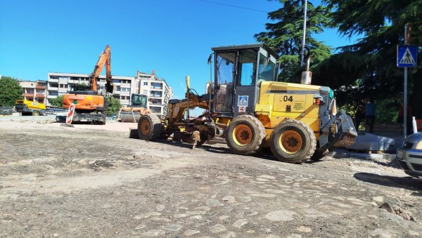 ИСПОД АСФАЛТА – КАЛДРМА: Откривена на градилишту новог моста у Параћину (ФОТО) ИСПОД АСФАЛТА – КАЛДРМА: Откривена на градилишту новог моста у Параћину (ФОТО)