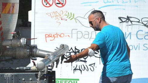 POZIV GRAĐANIMA NOVOG SADA DA PIJAĆU VODU TROŠE RACIONALNO: Dnevna potrošnja premašuje 100 miliona litara POZIV GRAĐANIMA NOVOG SADA DA PIJAĆU VODU TROŠE RACIONALNO: Dnevna potrošnja premašuje 100 miliona litara