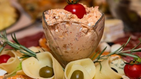 RECEPT ZA URNEBES SALATU: Jednostavno se pravi, a jedno je od omiljenih dodataka jelima RECEPT ZA URNEBES SALATU: Jednostavno se pravi, a jedno je od omiljenih dodataka jelima