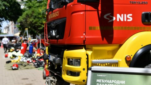 POVODOM MEĐUNARODNOG DANA VATROGASACA: Kompanija NIS organizovala izložbu i druženje dece sa vatrogasnom jedinicom POVODOM MEĐUNARODNOG DANA VATROGASACA: Kompanija NIS organizovala izložbu i druženje dece sa vatrogasnom jedinicom