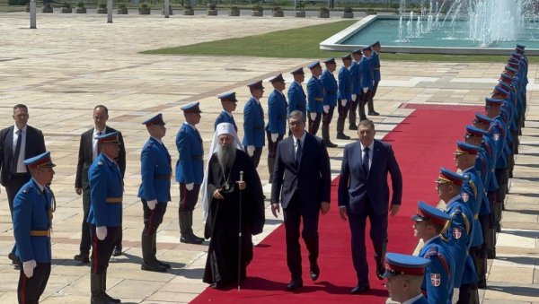 ПРИЈЕМ ИСПРЕД ПАЛАТЕ СРБИЈА: Председник Вучић дочекао званичнике из Републике Српске (ВИДЕО) ПРИЈЕМ ИСПРЕД ПАЛАТЕ СРБИЈА: Председник Вучић дочекао званичнике из Републике Српске (ВИДЕО)
