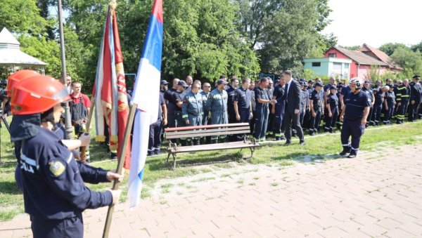 НА ПЕТРОВАРАДИНСКОЈ ТВРЂАВИ ТАКМИЧЕЊЕ ВАТРОГАСАЦА: Такмичари из шест држава различитим вежбама симулирају реалне ситуације НА ПЕТРОВАРАДИНСКОЈ ТВРЂАВИ ТАКМИЧЕЊЕ ВАТРОГАСАЦА: Такмичари из шест држава различитим вежбама симулирају реалне ситуације