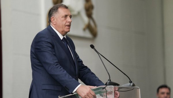 СЛУШАМ И НЕ ВЕРУЈЕМ Додик: Шмит би опет нешто хтео, а уопште га се не тиче СЛУШАМ И НЕ ВЕРУЈЕМ Додик: Шмит би опет нешто хтео, а уопште га се не тиче