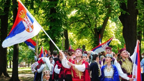 VIJORE SE SRPSKE TROBOJKE: Prelepe slike iz Beograda (FOTO) VIJORE SE SRPSKE TROBOJKE: Prelepe slike iz Beograda (FOTO)