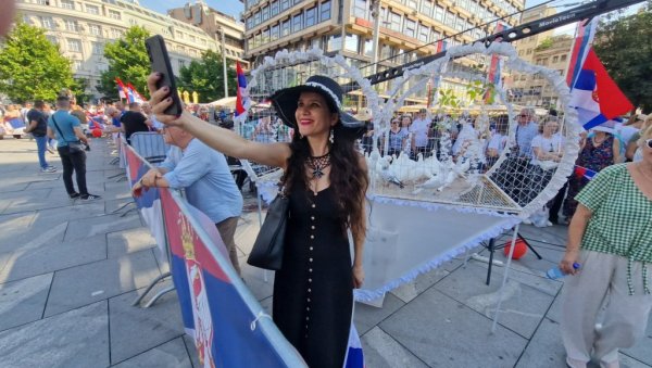 КАД СЕ СРБИ СЛОЖЕ НИКО НАМ НИШТА НЕ МОЖЕ: Поруке окупљених Срба на Тргу Републике (ВИДЕО) КАД СЕ СРБИ СЛОЖЕ НИКО НАМ НИШТА НЕ МОЖЕ: Поруке окупљених Срба на Тргу Републике (ВИДЕО)