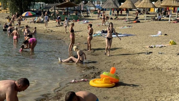 БРОЈНИ КУПАЧИ НА БАНАТСКОМ МОРУ: Пескару због великих врућина данас окупирали Зрењанинци (ФОТО) БРОЈНИ КУПАЧИ НА БАНАТСКОМ МОРУ: Пескару због великих врућина данас окупирали Зрењанинци (ФОТО)