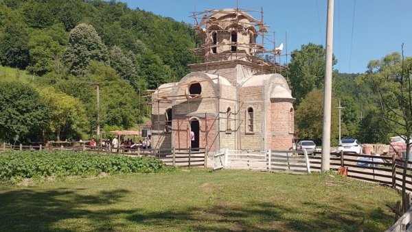 ПРВИ ПУТ НА ЛИТУРГИЈУ У СВОМ СЕЛУ: „Писма из Шумадије“ - Мештани селa Дулене сами саградили цркву за три месеца (ФОТО) ПРВИ ПУТ НА ЛИТУРГИЈУ У СВОМ СЕЛУ: „Писма из Шумадије“ - Мештани селa Дулене сами саградили цркву за три месеца (ФОТО)