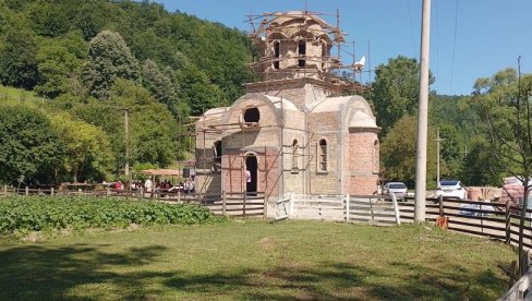 PRVI PUT NA LITURGIJU U SVOM SELU: „Pisma iz Šumadije“ - Meštani sela Dulene sami sagradili crkvu za tri meseca (FOTO) PRVI PUT NA LITURGIJU U SVOM SELU: „Pisma iz Šumadije“ - Meštani sela Dulene sami sagradili crkvu za tri meseca (FOTO)