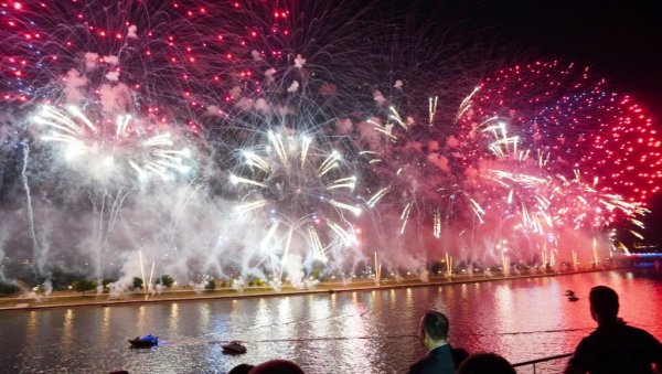 ВЕЛИКИ ДРОН ШОУ И ВАТРОМЕТ: Вечерас спектакл на небу поводом 80. година од ослобођења Београда ВЕЛИКИ ДРОН ШОУ И ВАТРОМЕТ: Вечерас спектакл на небу поводом 80. година од ослобођења Београда
