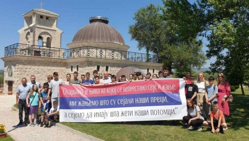 DECA IZ SRBIJE POSETILA PREBILOVCE: Koreni su ono što čini identitet, a bez identiteta nijedna nacija ne može da opstane DECA IZ SRBIJE POSETILA PREBILOVCE: Koreni su ono što čini identitet, a bez identiteta nijedna nacija ne može da opstane