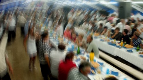 SVEKRVA JE MRZELA: Mladoženjin otac hteo da podmiti mladu - da pobegne sa svadbe SVEKRVA JE MRZELA: Mladoženjin otac hteo da podmiti mladu - da pobegne sa svadbe