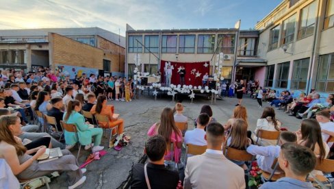 GENERACIJA SA 12 VUKOVACA: U OŠ 20. oktobar iz Sivca, nedaleko od Kule, svečano obeležena mala matura GENERACIJA SA 12 VUKOVACA: U OŠ 20. oktobar iz Sivca, nedaleko od Kule, svečano obeležena mala matura