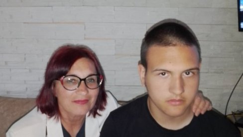 PEŠICE PUT OSTROGA ZA POMOĆ DECI SA AUTIZMOM: Novosađanka Dušica Jaćimović sa sinom Veljkom (17) u humanoj misiji PEŠICE PUT OSTROGA ZA POMOĆ DECI SA AUTIZMOM: Novosađanka Dušica Jaćimović sa sinom Veljkom (17) u humanoj misiji