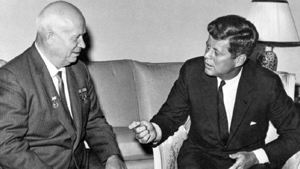 ФЕЉТОН - СУПЕРСИЛЕ „СА ПРСТОМ НА ОБАРАЧУ“: У Кубанској кризи људи су први пут осетили паклени дах нуклеарног рата ФЕЉТОН - СУПЕРСИЛЕ „СА ПРСТОМ НА ОБАРАЧУ“: У Кубанској кризи људи су први пут осетили паклени дах нуклеарног рата