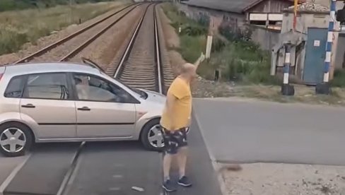 DA NE POVERUJETE SOPSTVENIM OČIMA: Nesvakidašnji snimak iz Beograda - Čovek se svađa sa mašinovođom oko prvenstva prolaza (VIDEO) DA NE POVERUJETE SOPSTVENIM OČIMA: Nesvakidašnji snimak iz Beograda - Čovek se svađa sa mašinovođom oko prvenstva prolaza (VIDEO)