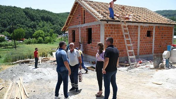 ЗА ДОСТОЈАНСТВЕН ЖИВОТ СРБА НА КОСОВУ И МЕТОХИЈИ: Стојковић посетила вишечлане породице којима Канцеларија гради куће у Звечану ЗА ДОСТОЈАНСТВЕН ЖИВОТ СРБА НА КОСОВУ И МЕТОХИЈИ: Стојковић посетила вишечлане породице којима Канцеларија гради куће у Звечану