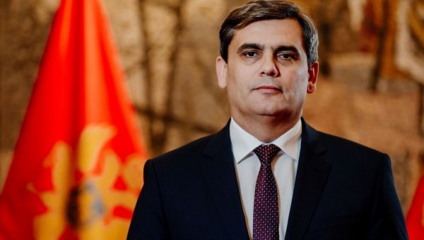 НЕ ВОДИМО СЕ ФОТЕЉАМА: Ервин Ибрахимовић, лидер Бошњачке странке - Бићемо само у Влади једнакој за све НЕ ВОДИМО СЕ ФОТЕЉАМА: Ервин Ибрахимовић, лидер Бошњачке странке - Бићемо само у Влади једнакој за све