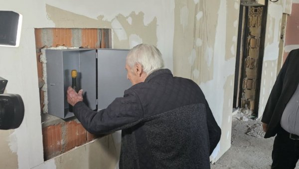ПОРУКЕ БУДУЋИМ ГЕНЕРАЦИЈАМА: У зграду бившег хотела у Бачкој Тополи уграђене две временске капсуле из 1957. и из ове године ПОРУКЕ БУДУЋИМ ГЕНЕРАЦИЈАМА: У зграду бившег хотела у Бачкој Тополи уграђене две временске капсуле из 1957. и из ове године