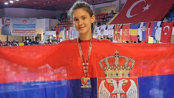 ОСВОЈИЛА ЗЛАТО И ПОДИГЛА СРПСКУ ТРОБОЈКУ: Нина Мацура тријумфовала на Првенству Балкана у каратеу (ФОТО) ОСВОЈИЛА ЗЛАТО И ПОДИГЛА СРПСКУ ТРОБОЈКУ: Нина Мацура тријумфовала на Првенству Балкана у каратеу (ФОТО)