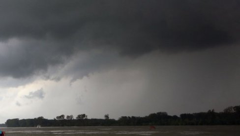 IZDAVAĆEMO HITNA UPOZORENJA UNAPRED RHMZ se oglasio - nebo u Beogradu sivo, počela je snažna grmljavina
