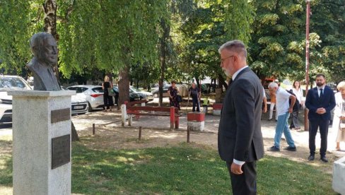OBELEŽENA GODIŠNJICA UBISTVA NOVINARA MILANA PANTIĆA: Večernje novosti uručile nagradu za novinarsku hrabrost (FOTO/VIDEO) OBELEŽENA GODIŠNJICA UBISTVA NOVINARA MILANA PANTIĆA: Večernje novosti uručile nagradu za novinarsku hrabrost (FOTO/VIDEO)