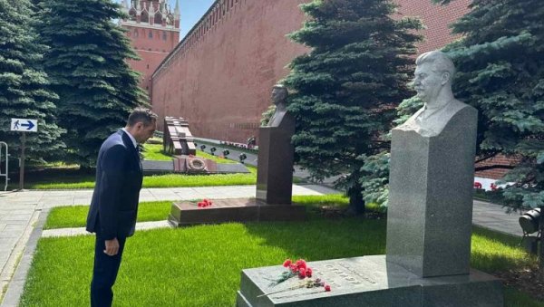 ВУЛИН У МОСКВИ: Одао почаст Стаљину, па се састао са руским министром унутрашњих послова (ФОТО) ВУЛИН У МОСКВИ: Одао почаст Стаљину, па се састао са руским министром унутрашњих послова (ФОТО)