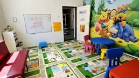 DA SE LAKŠE ČEKA KOD LEKARA: Đaci skupili novac i uredili dečiju čekaonicu u Domu zdravlja u Sopotu DA SE LAKŠE ČEKA KOD LEKARA: Đaci skupili novac i uredili dečiju čekaonicu u Domu zdravlja u Sopotu
