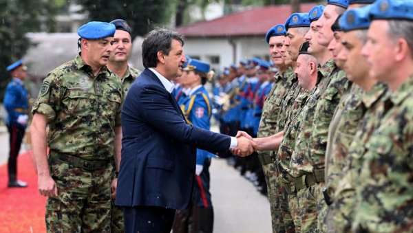 МИНИСТАР ГАШИЋ ОБИШАО ГАРДУ ВОЈСКЕ СРБИЈЕ: Ова јединица симбол је части и професионализма (ФОТО) МИНИСТАР ГАШИЋ ОБИШАО ГАРДУ ВОЈСКЕ СРБИЈЕ: Ова јединица симбол је части и професионализма (ФОТО)