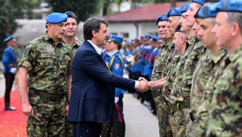 MINISTAR GAŠIĆ OBIŠAO GARDU VOJSKE SRBIJE: Ova jedinica simbol je časti i profesionalizma (FOTO) MINISTAR GAŠIĆ OBIŠAO GARDU VOJSKE SRBIJE: Ova jedinica simbol je časti i profesionalizma (FOTO)
