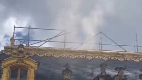 POŽAR NA DVORCU U VERSAJU: Posetioci hitno evakuisani (VIDEO) POŽAR NA DVORCU U VERSAJU: Posetioci hitno evakuisani (VIDEO)
