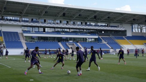 NESTVARNO: Evo šta se desilo na treningu reprezentacije Engleske pred meč sa Srbijom na EURO 2024 (FOTO) NESTVARNO: Evo šta se desilo na treningu reprezentacije Engleske pred meč sa Srbijom na EURO 2024 (FOTO)