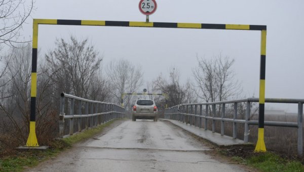 БАХАТОШЋУ УГРОЖАВАЈУ ЖИВОТЕ: Сигнални портали на мостовима код Краљева на мети неодговорних грађана (ФОТО) БАХАТОШЋУ УГРОЖАВАЈУ ЖИВОТЕ: Сигнални портали на мостовима код Краљева на мети неодговорних грађана (ФОТО)