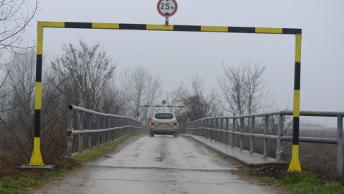BAHATOŠĆU UGROŽAVAJU ŽIVOTE: Signalni portali na mostovima kod Kraljeva na meti neodgovornih građana (FOTO) BAHATOŠĆU UGROŽAVAJU ŽIVOTE: Signalni portali na mostovima kod Kraljeva na meti neodgovornih građana (FOTO)