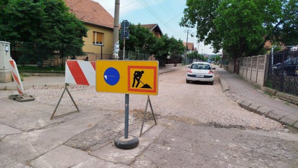 ОБНОВА УЛИЦЕ У ПАРАЋИНУ: Нови асфалт за део Цара Душана (ФОТО) ОБНОВА УЛИЦЕ У ПАРАЋИНУ: Нови асфалт за део Цара Душана (ФОТО)