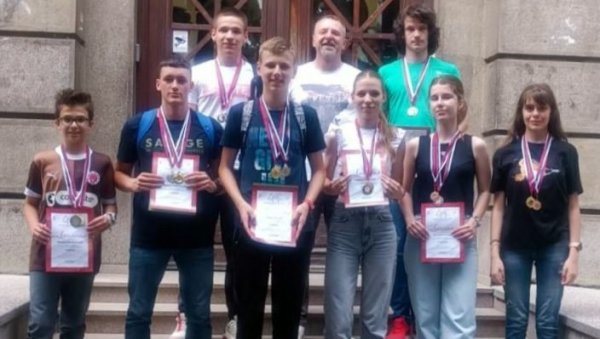 ОСВОЈИЛИ ПРЕГРШТ МЕДАЉА: Успех ваљевских математичара на Међународном такмичењу у Крагујевцу ОСВОЈИЛИ ПРЕГРШТ МЕДАЉА: Успех ваљевских математичара на Међународном такмичењу у Крагујевцу