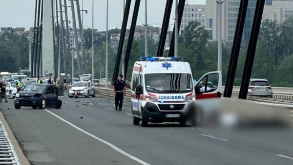 ТЕЛО ПРЕКРИВЕНО ЧАРШАВОМ, ДЕЛОВИ АУТА РАСУТИ ПО ПУТУ: Прве слике саобраћајне несреће у Новом Саду, возач мотоцикла погинуо на месту (ФОТО) ТЕЛО ПРЕКРИВЕНО ЧАРШАВОМ, ДЕЛОВИ АУТА РАСУТИ ПО ПУТУ: Прве слике саобраћајне несреће у Новом Саду, возач мотоцикла погинуо на месту (ФОТО)