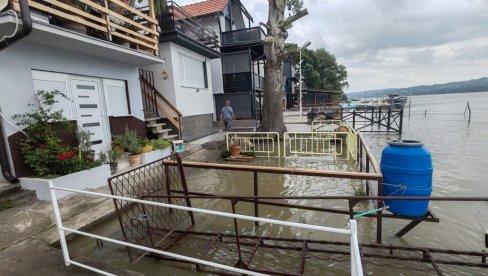 DUNAV IZ EVROPE DONEO - POPLAVU: U Novom Sadu pod vodom delovi vikend-naselja i gradsko kupalište DUNAV IZ EVROPE DONEO - POPLAVU: U Novom Sadu pod vodom delovi vikend-naselja i gradsko kupalište