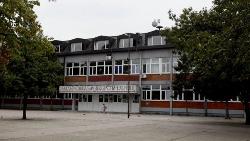 NAPAO NASTAVNICU JER GA JE PRIJAVILA DA PUŠI: Ministarstvo prosvete i nadležni u OŠ Vasa Pelagić o incidentu - Postupaju po protokolu NAPAO NASTAVNICU JER GA JE PRIJAVILA DA PUŠI: Ministarstvo prosvete i nadležni u OŠ Vasa Pelagić o incidentu - Postupaju po protokolu