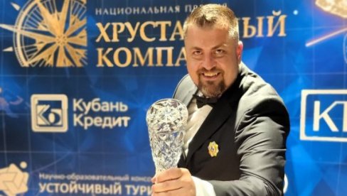 KULTURISTA OSVOJIO KRISTALNI KOMPAS: Bošku Kozarskom u Moskvi dodeljena prestižna nagrada za putopisni serijal iz Rusije KULTURISTA OSVOJIO KRISTALNI KOMPAS: Bošku Kozarskom u Moskvi dodeljena prestižna nagrada za putopisni serijal iz Rusije