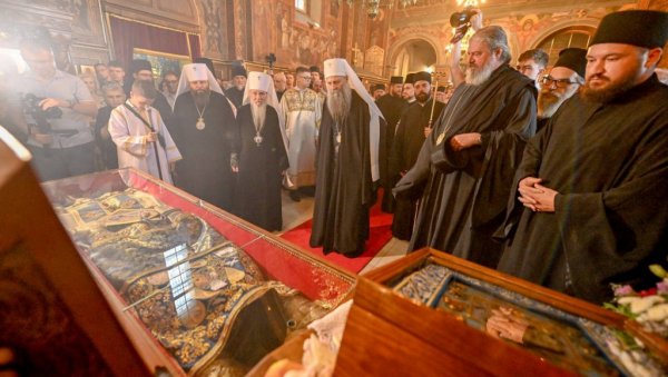 У СУСРЕТ СПАСОВДАНСКОЈ ЛИТИЈИ И ПРАЗНИКУ ВАЗНЕСЕЊА ГОСПОДЊЕГ: Мошти Светог Јустина Ћелијског стигле у Београд (ФОТО/ВИДЕО) У СУСРЕТ СПАСОВДАНСКОЈ ЛИТИЈИ И ПРАЗНИКУ ВАЗНЕСЕЊА ГОСПОДЊЕГ: Мошти Светог Јустина Ћелијског стигле у Београд (ФОТО/ВИДЕО)