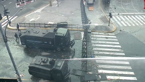 MITING PROTIV VLADE U BUENOS AJRESU: Policija vodenim topovima na demonstrante (VIDEO) MITING PROTIV VLADE U BUENOS AJRESU: Policija vodenim topovima na demonstrante (VIDEO)
