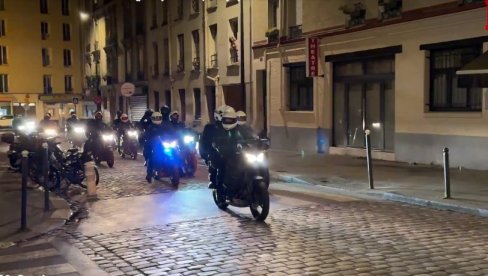 MITING PROTIV DESNIČARA: Pogledajte kako policija juri demonstrante u Parizu (VIDEO) MITING PROTIV DESNIČARA: Pogledajte kako policija juri demonstrante u Parizu (VIDEO)