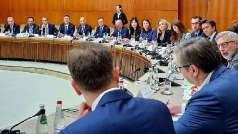 САСТАНАК У ПАЛАТИ СРБИЈА: Вучић и Мали са пословном делегацијом МЕДЕФ САСТАНАК У ПАЛАТИ СРБИЈА: Вучић и Мали са пословном делегацијом МЕДЕФ