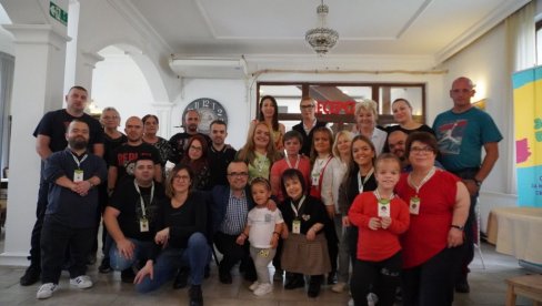 IMA IH NEŠTO VIŠE OD STOTINU U SRBIJI: Ravnospravnost i za obolele od ahondroplazije IMA IH NEŠTO VIŠE OD STOTINU U SRBIJI: Ravnospravnost i za obolele od ahondroplazije