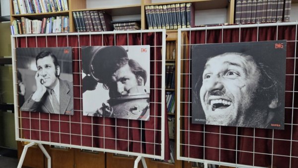 ВАЛТЕР У ИРИГУ: Изложба „Бата у 90 слика“ отворена у Српској читаоници (ФОТО) ВАЛТЕР У ИРИГУ: Изложба „Бата у 90 слика“ отворена у Српској читаоници (ФОТО)