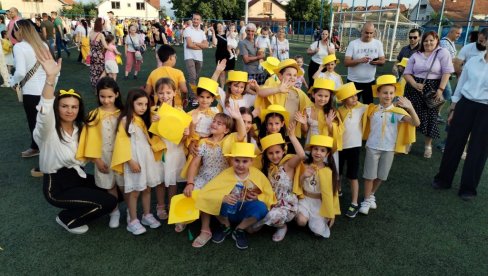 DEFILE PREDŠKOLACA: Žuti šeširi, pesma i defile za kraj predškolskog perioda DEFILE PREDŠKOLACA: Žuti šeširi, pesma i defile za kraj predškolskog perioda