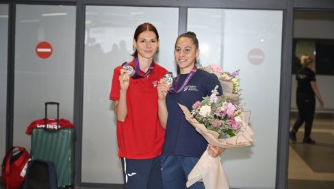 SRBIJO, BUDI PONOSNA! Angelina Topić i Adriana Vilagoš stigle u Beograd SRBIJO, BUDI PONOSNA! Angelina Topić i Adriana Vilagoš stigle u Beograd